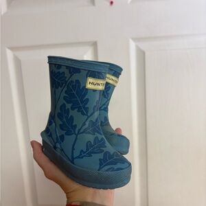 Hunter Kids Leaf Pattern Blue Rain Boots